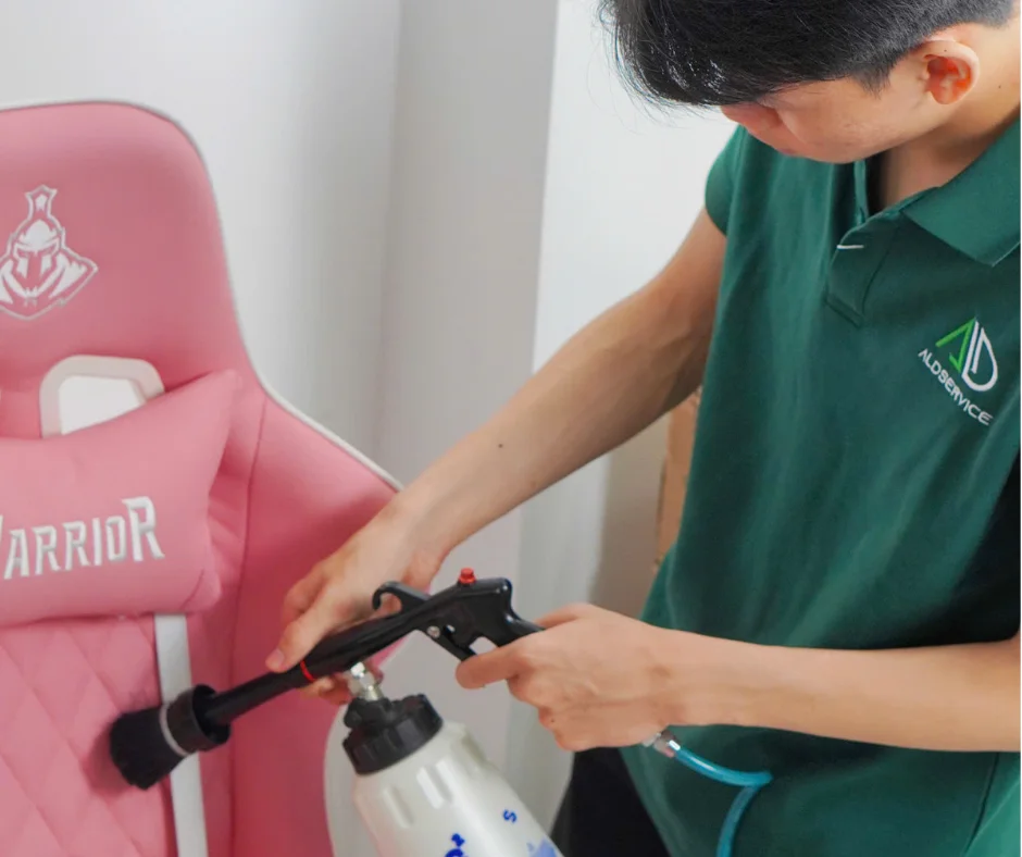 Kỹ thuật viên ALD Service phun hút hơi nóng khử khuẩn ghế gaming tận nơi
